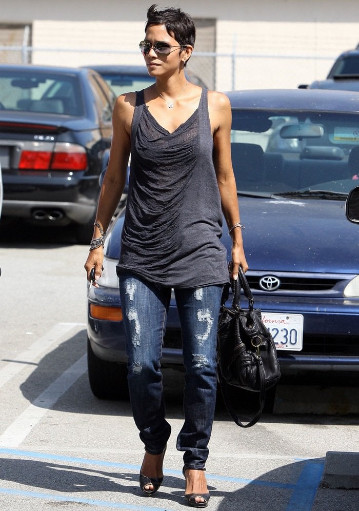 Halle Berry elegantly toting her chic Moni Moni 'Dolce Vita' handbag – a trendsetting accessory choice