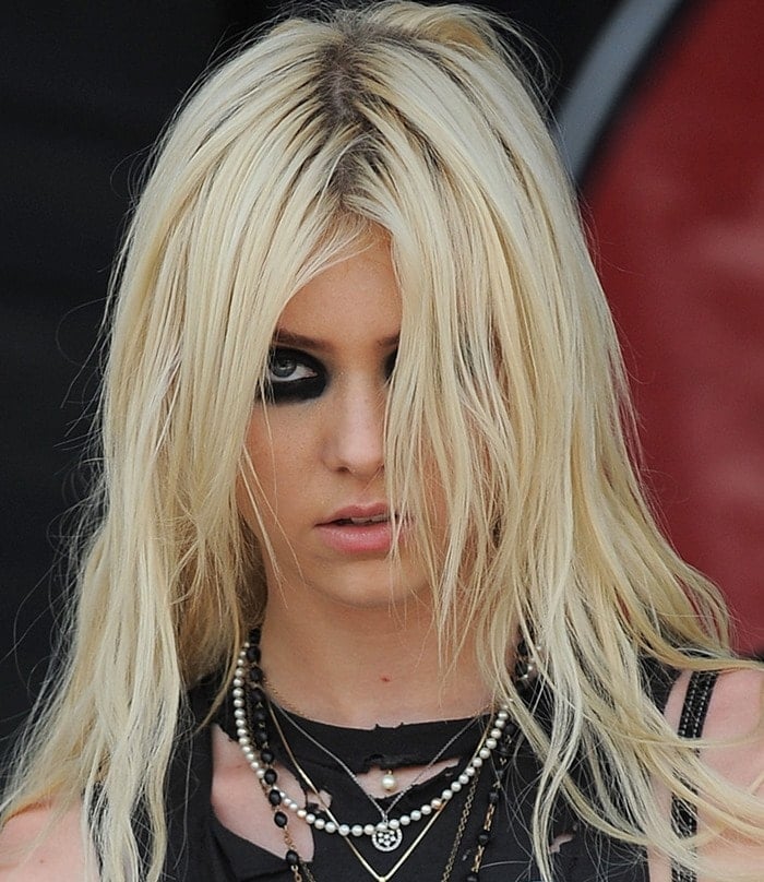 Taylor Momsen with black eye makeup and a variety of necklaces