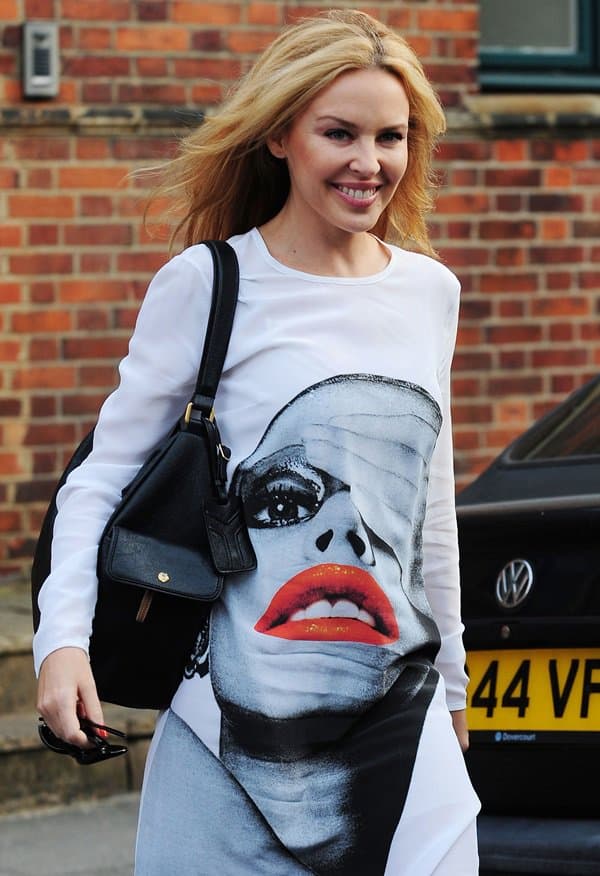 Kylie Minogue steps out in style on the streets of London on September 22, 2010, following a productive meeting at her management company's headquarters
