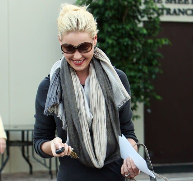 Accentuating everyday chic: Katherine Heigl's iridescent two-tone scarf transforms a basic errand into a fashion showcase