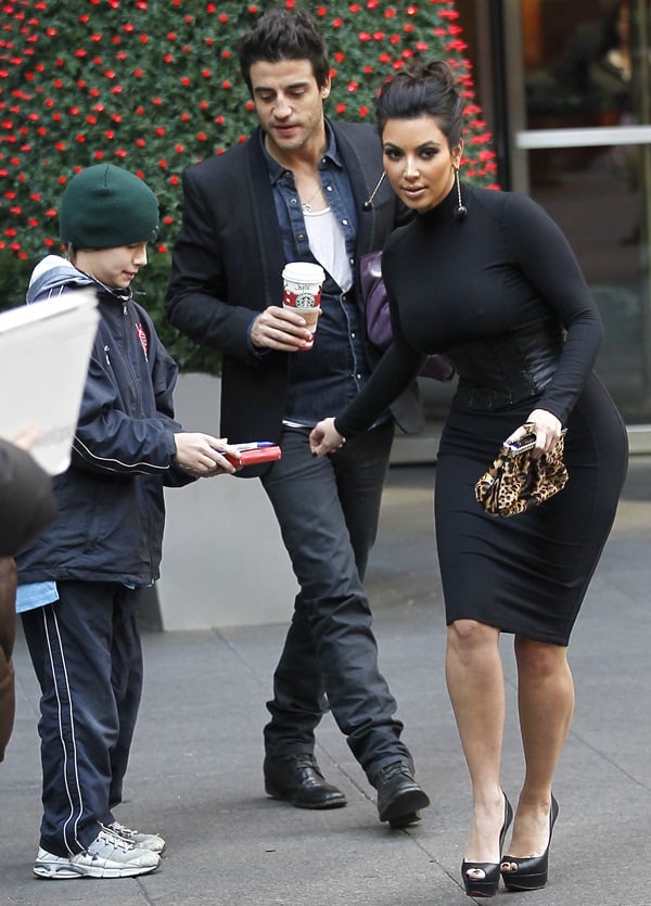 Kim Kardashian's New York City stroll, November 29, 2010: Showcasing a sleek black outfit, complemented by luxurious accessories, highlighting her impeccable fashion sense