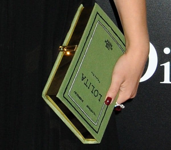Natalie Portman's unique accessory: a book-inspired clutch at the 'Black Swan' premiere