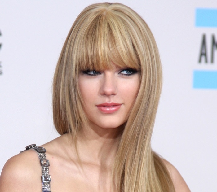 Taylor Swift with perfectly straight blonde hair