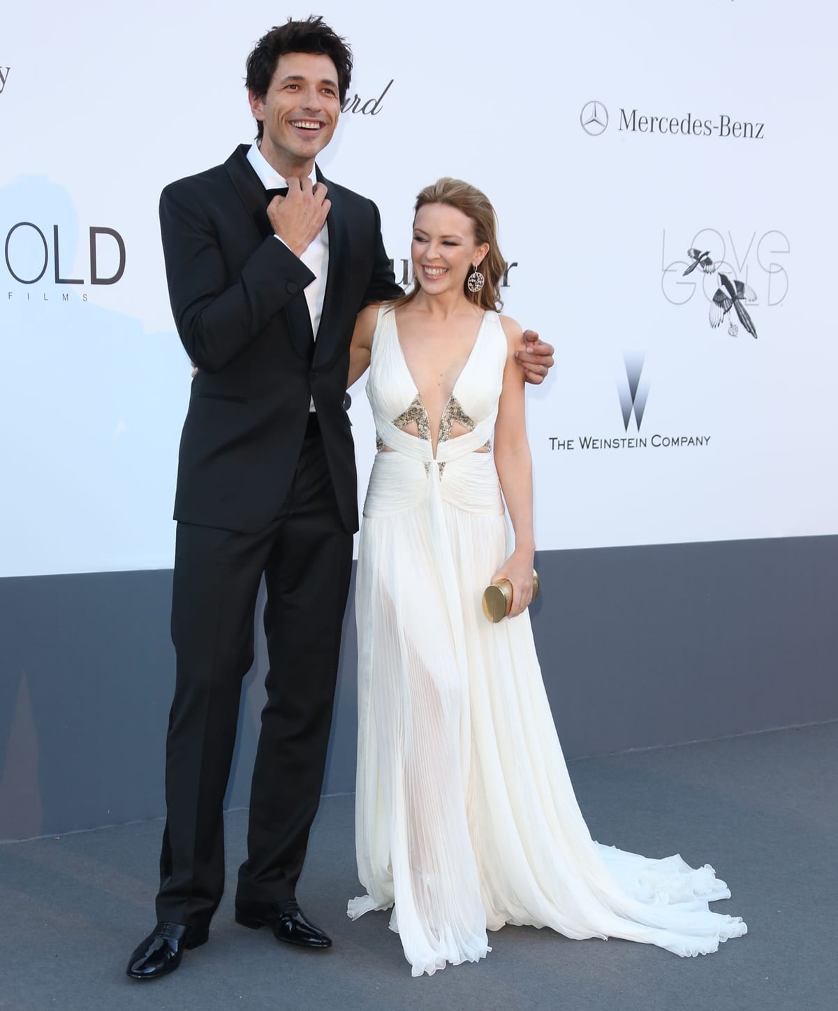 The height difference between Kylie Minogue and Andres Velencoso is approximately 40.6 cm, or about 0.406 meters