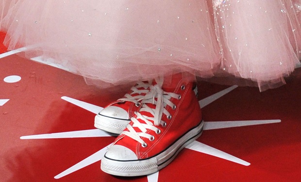 Hailee Steinfeld's feet in red Chuck Taylors