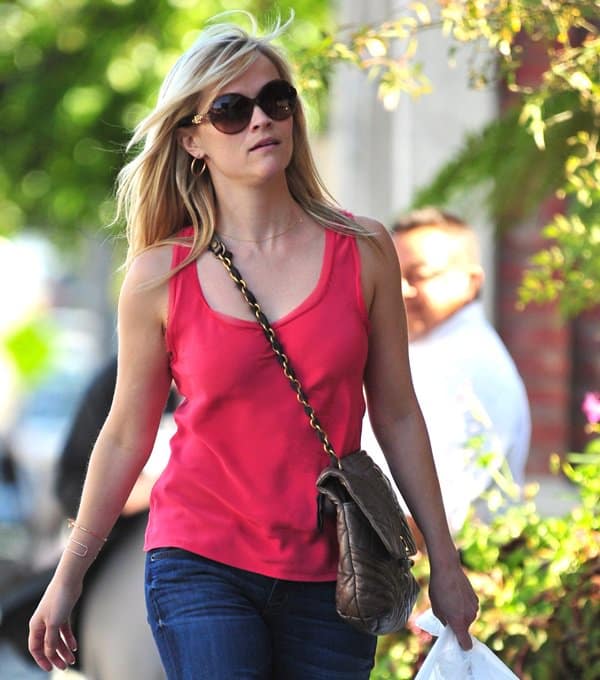 Reese Witherspoon stops to pick up some food in Brentwood on March 10, 2011
