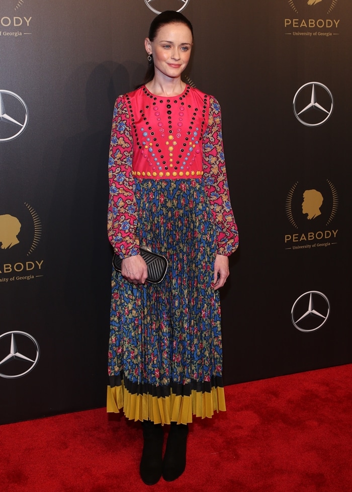 The Handmaid 's Talen näyttelijä Alexis Bledel poseeraa muotokuvassa 77. vuotuisessa Peabody Awards-gaalassa