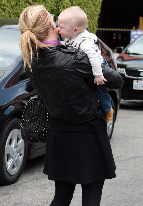 Anna Paquin, captured in a candid moment, gracefully departs from a lunch gathering in West Hollywood, accompanied by a friend's child, on the sunny afternoon of April 20, 2011