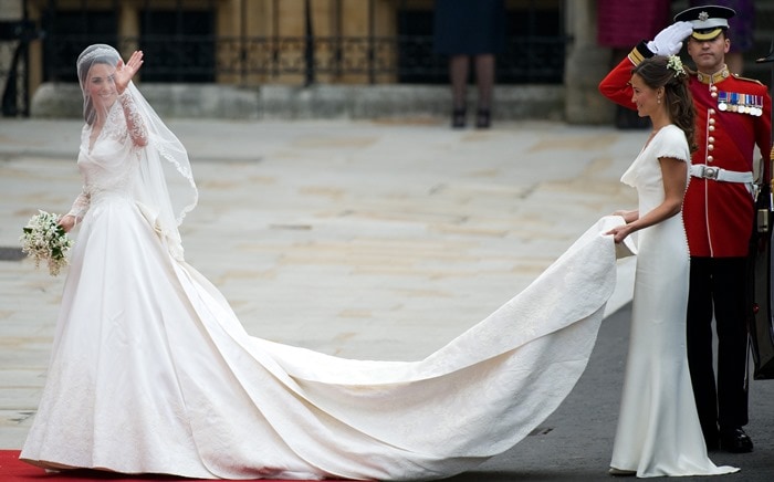 Catherine Middleton arrives at Westminster Abbey with her sister and Maid of Honor Pippa Middleton to marry Prince William on April 29, 2011