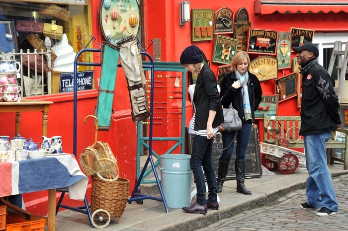 Taylor Swift goes shopping for antiques at Portobello Road Market in London on March 22, 2011