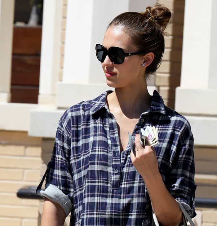 Jessica Alba elegantly shows off her baby bump in a full outfit view while leaving Barneys New York in Beverly Hills on April 26, 2011