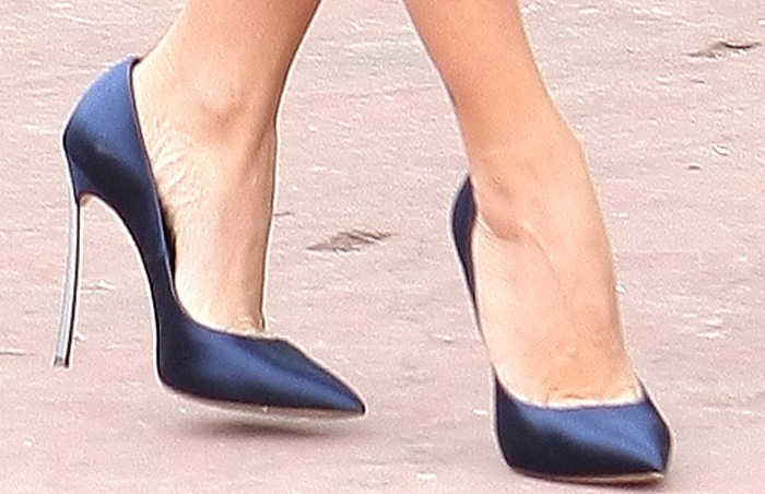 Penelope Cruz showed off her feet in beautiful metal heel shoes