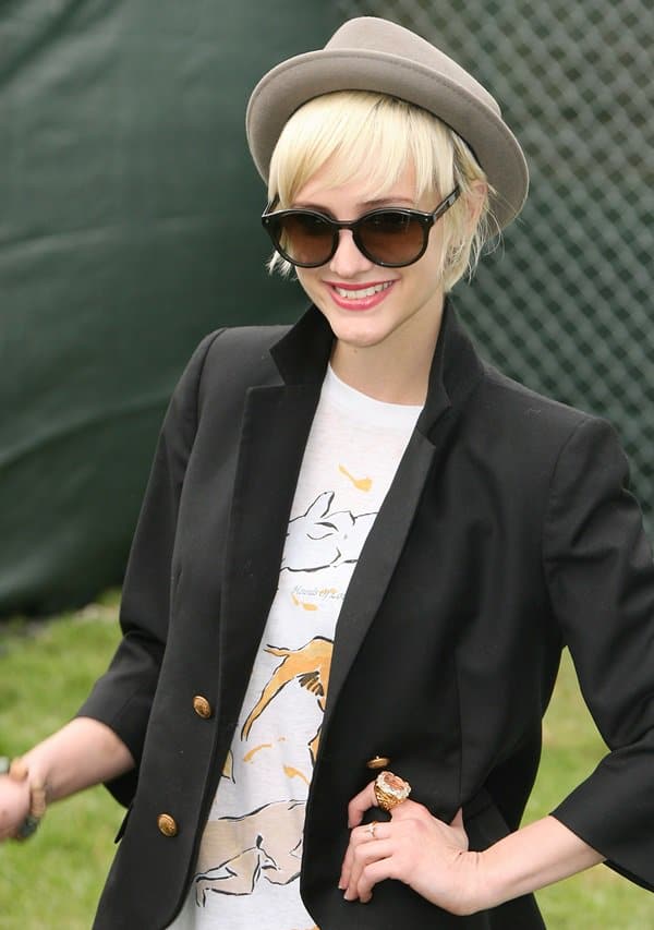 Ashlee Simpson effortlessly combines a tailored black blazer with a chic bowler hat for a stylishly retro yet modern look