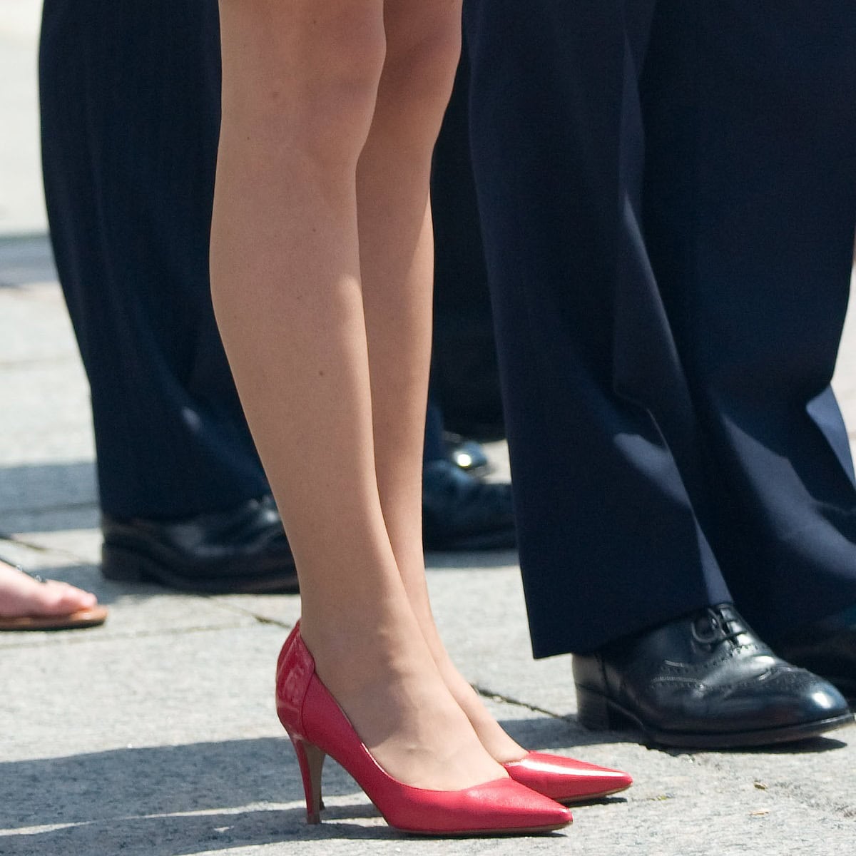 Kate Middleton’s cherry red Hobbs Albini pumps feature a sleek pointed toe and mid-height heel, offering a perfect balance of elegance, comfort, and royal sophistication