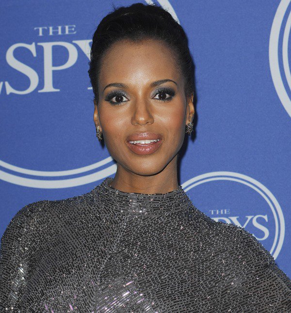 Kerry Washington pulls her hair back for the 2011 ESPY Awards