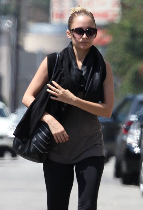Nicole Richie stylishly flaunts her latest accessory, a chic and sizable black shopper bag, blending fashion with functionality