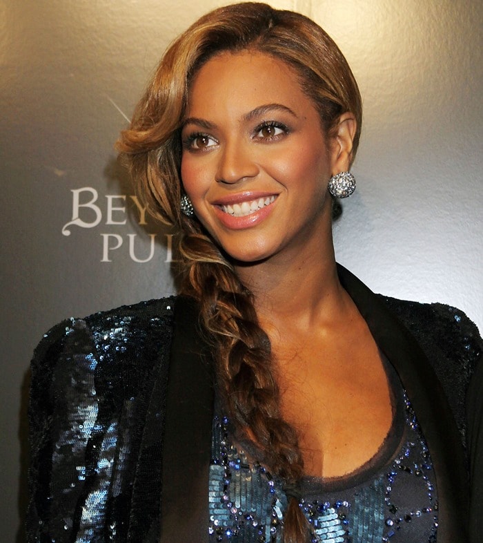 Beyonce Knowles accessorized with globe-style baby blue Lorraine Schwartz earrings
