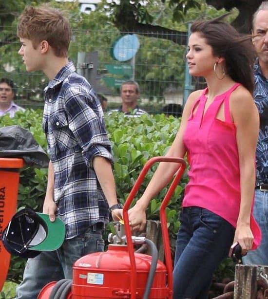 Selena Gomez holding hands with Justin Bieber as they go for a helicopter ride in Rio de Janeiro
