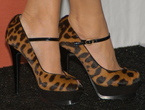 Megan Fox showed off her hot feet in leopard pumps
