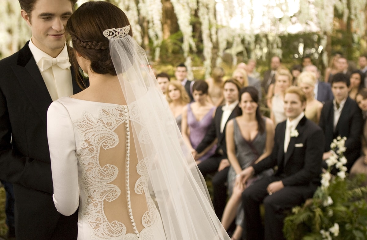 The back of the dress was particularly breathtaking, featuring a deep V-neck and delicate lace overlay