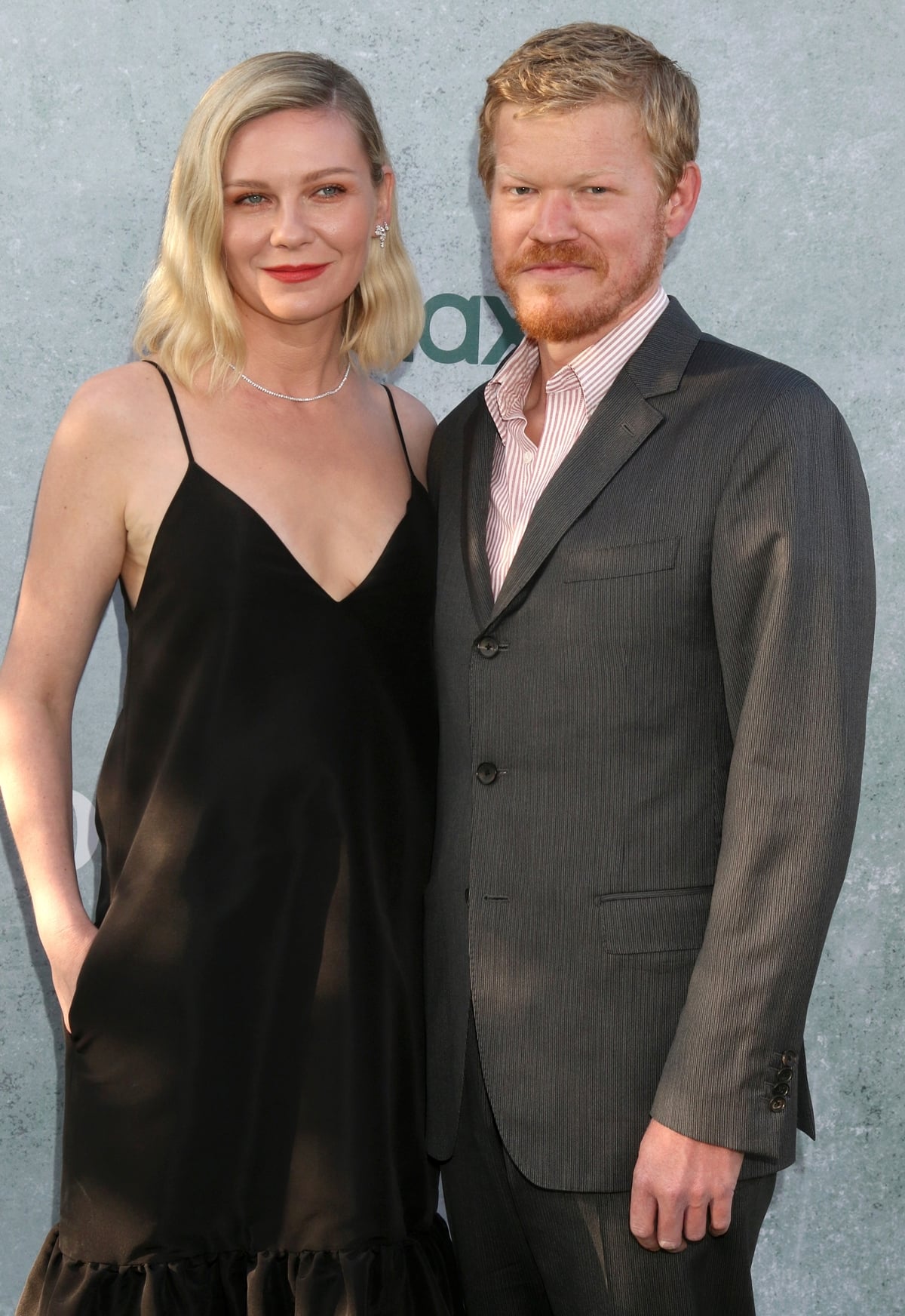 Jesse Plemons is 4.3 inches (11 cm) taller than Kirsten Dunst, with Plemons standing at approximately 5 feet 10 inches (177.8 cm) and Dunst at about 5 feet 5.5 inches (166.4 cm)