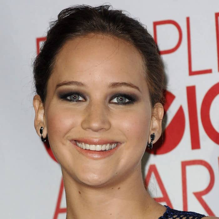 Jennifer Lawrence wore Jack Vartanian earrings and completed the look with a ponytail and smoky eyes