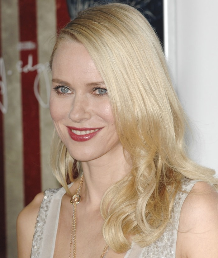 Naomi Watts accessorized with a long gold necklace