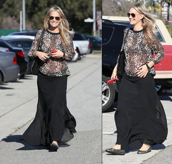 Pregnant Molly Sims leaves Byron & Tracey Salon in good spirits