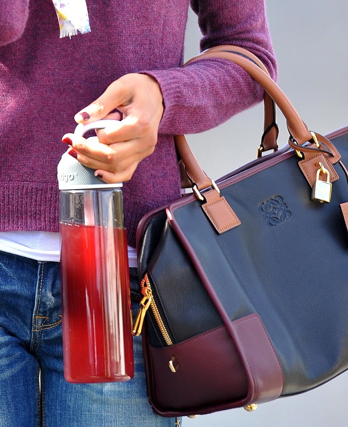 Captured in a moment of casual sophistication, Zoe Saldana totes the versatile Loewe 'Amazona' bag