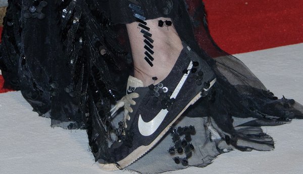 Kristen Stewart quickly changed into a pair of Nike trainers