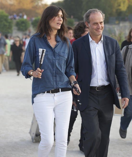 Emmanuelle Alt at Paris Fashion Week, effortlessly blending casual and chic with her signature white skin tights and chambray shirt