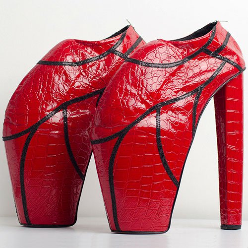 Joco Comendador 'Königin' platforms, his tribute to the Alexander McQueen armadillo shoes