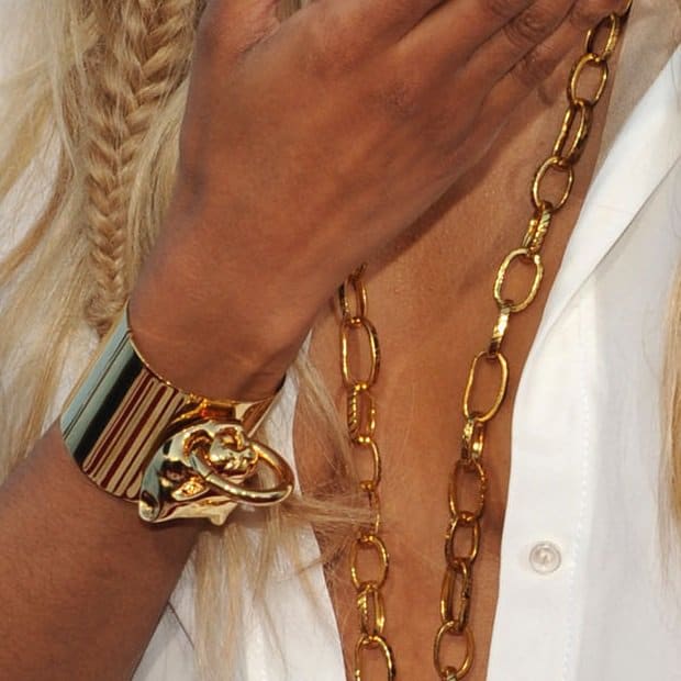 To complement her outfit, Ciara chose gold accessories, including cuffs and link chains