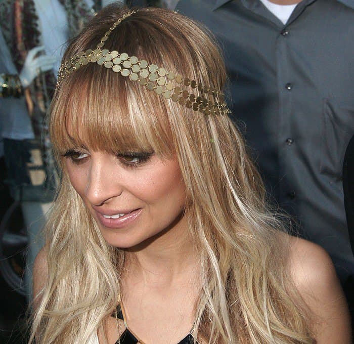 Nicole Richie showcases a stunning hair chain piece, a testament to her flair for boho-chic style