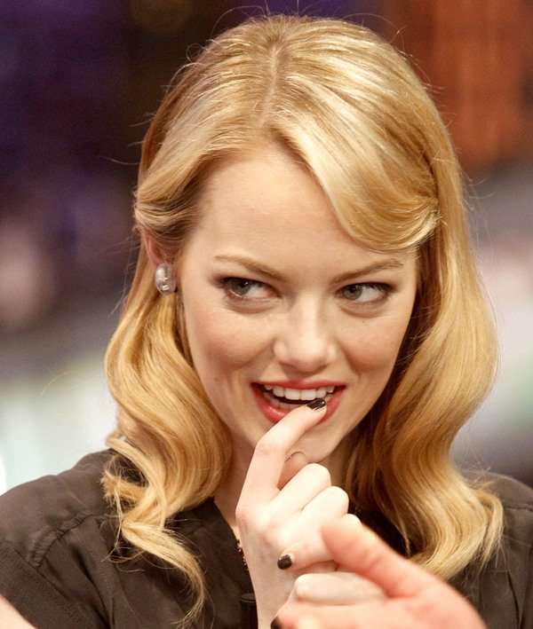 Emma Stone curls her hair for an appearance on "El Hormiguero"