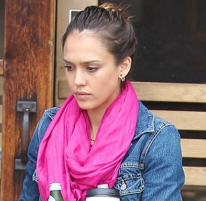 Jessica Alba's pink infinity scarf