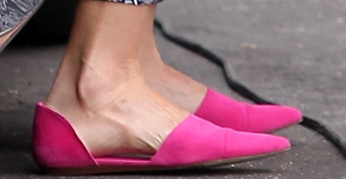Jessica Alba's feet in pink Jenni Kayne d'Orsay flats