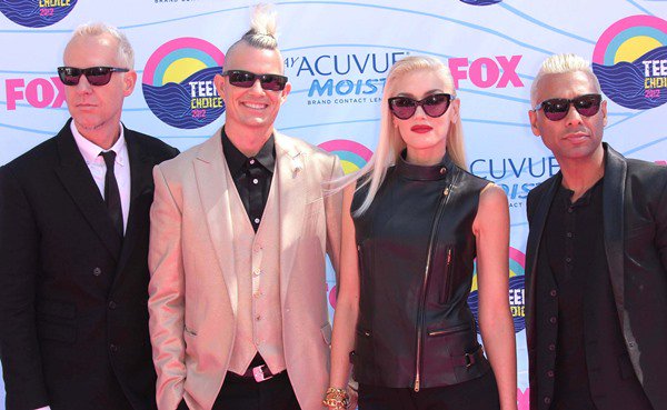 Gwen Stefani poses for photos at the Teen Choice Awards with her band No Doubt