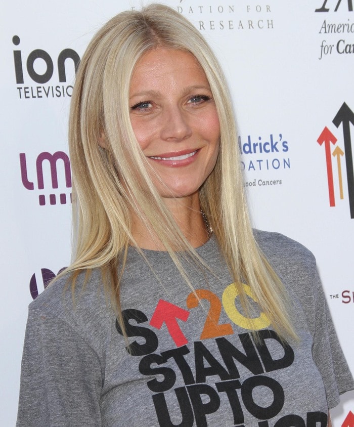 Gwyneth Paltrow poses on the red carpet at the 2012 Stand Up To Cancer telecast