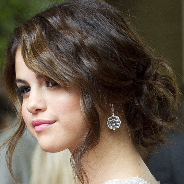 Selena Gomez showed off her stunning earrings and hair