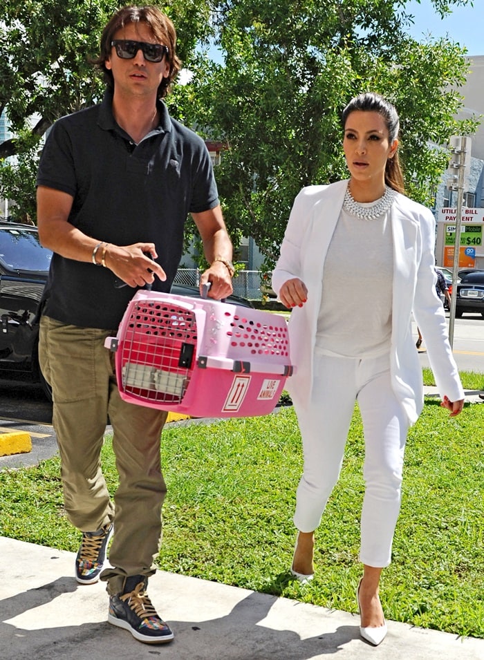 Kim Kardashian and Jonathan Cheban taking Kim's pussy cat Mercy to the groomers