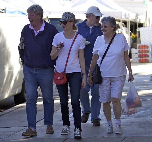 Elizabeth Banks was joined by her parents, Ann (née Wallace) and Mark P. Mitchell, while shopping for some fresh produce at a local Farmers Market