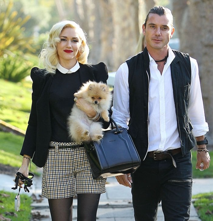 Gwen Stefani arrives at her parents' home with Gavin Rossdale for Thanksgiving