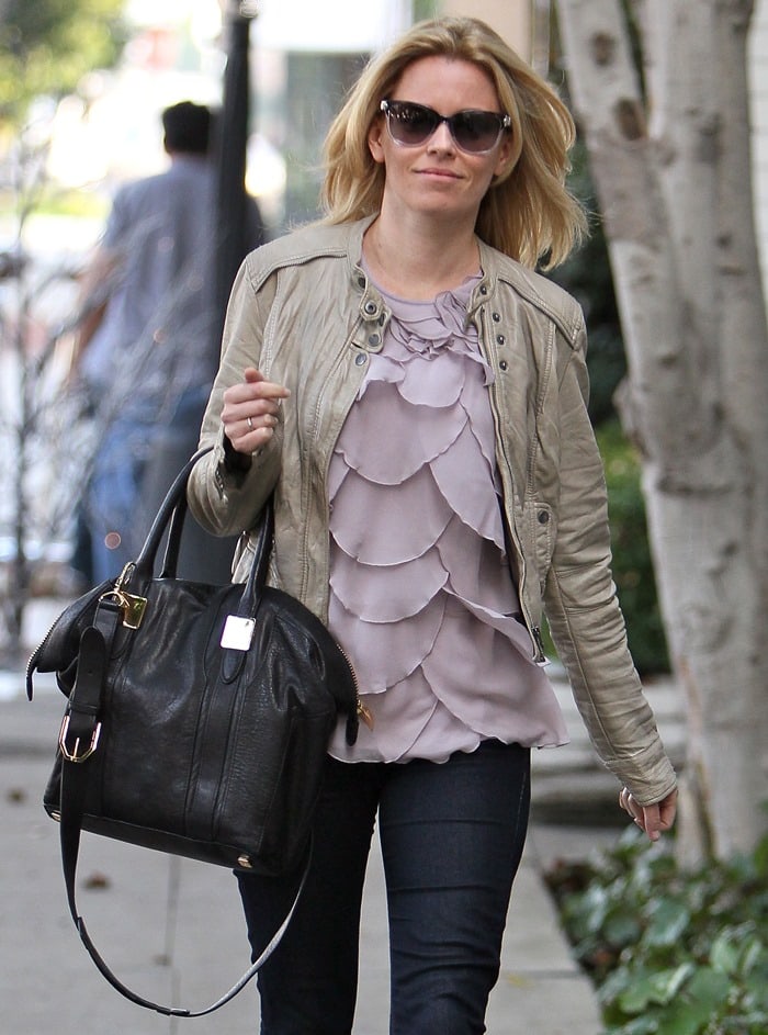 Elizabeth Banks carrying an oversized black handbag as she returns to her car after visiting a hair salon in West Hollywood