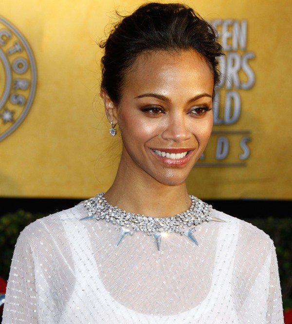 Zoe Saldaña attends the 18th annual Screen Actors Guild Awards