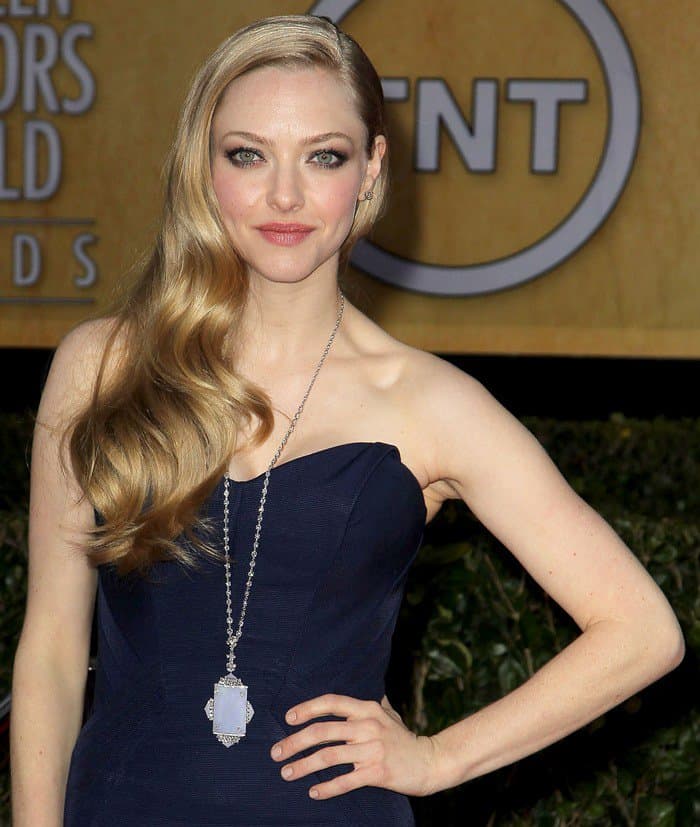 Amanda Seyfried styled her sweetheart gown with a pendant necklace by Lorraine Schwartz