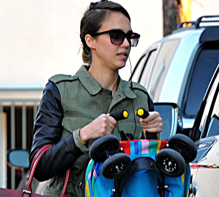 Jessica Alba clips her hair back as she shops at F & S Fabrics with her youngest daughter Haven Warren