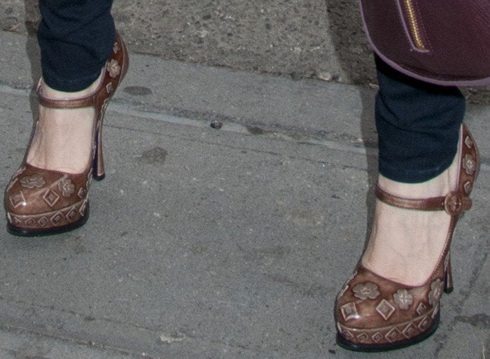 Jessica Chastain's feet in cognac leather Prada pumps