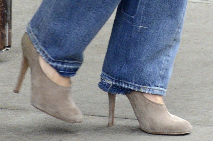 Katie Holmes styled her jeans with taupe suede leather Chloe "Crosta" pumps