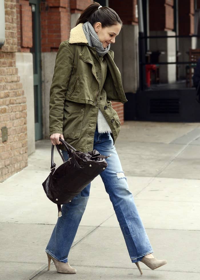 Katie Holmes accentuated her look with the “Crosta” pumps from Chloé paired gracefully with distressed jeans